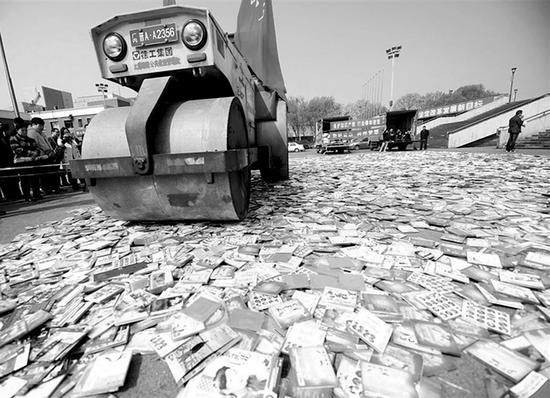 上图为太原市滨河体育中心集中销毁现场。