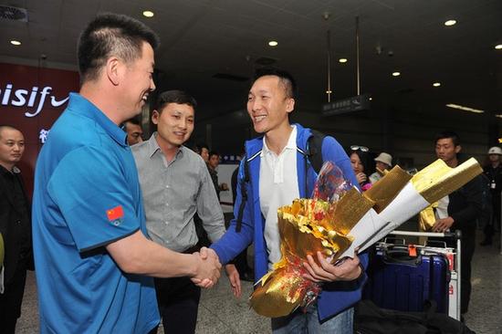 山西汾酒俱乐部领导在机场迎接许晋哲