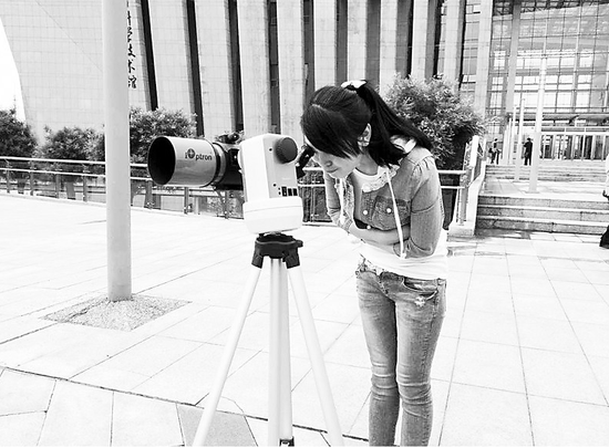 市民观测天文。