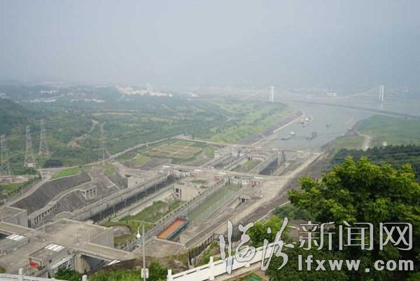 临汾新闻网记者受邀三峡采风(三):体验万吨巨轮上台阶