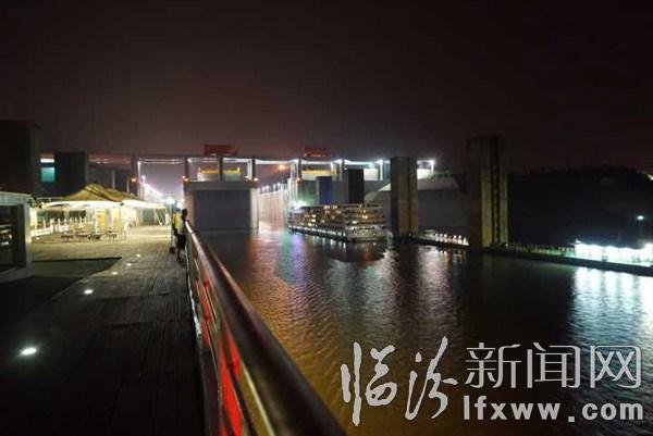 临汾新闻网记者受邀三峡采风(三):体验万吨巨轮上台阶