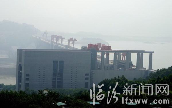 临汾新闻网记者受邀三峡采风(三):体验万吨巨轮上台阶