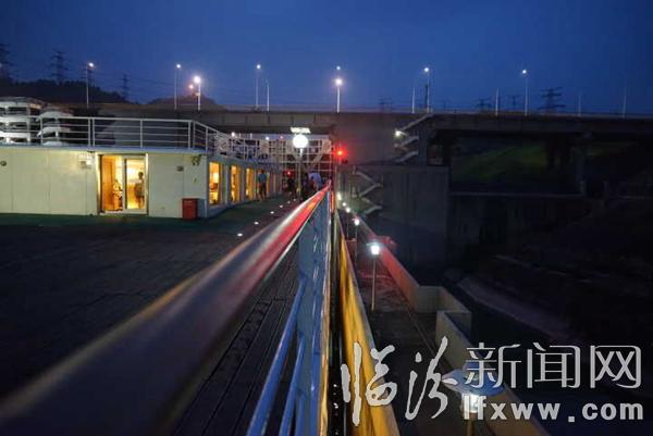 临汾新闻网记者受邀三峡采风(三):体验万吨巨轮上台阶