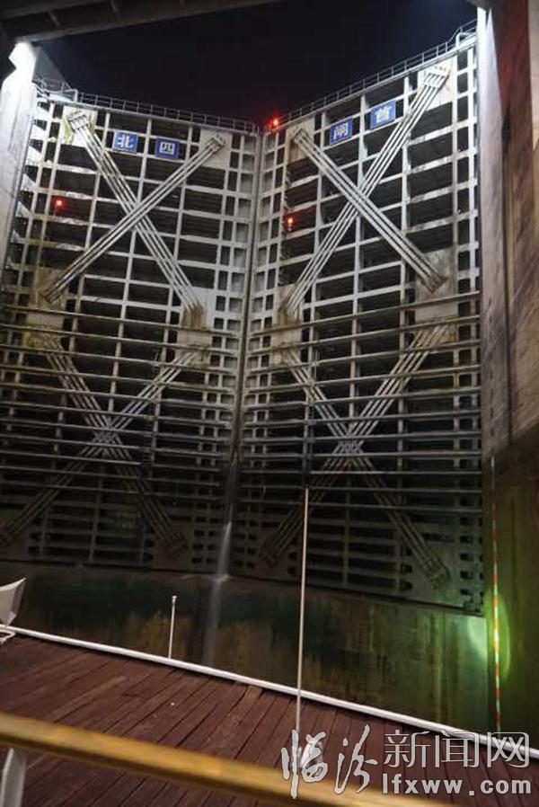 临汾新闻网记者受邀三峡采风(三):体验万吨巨轮上台阶