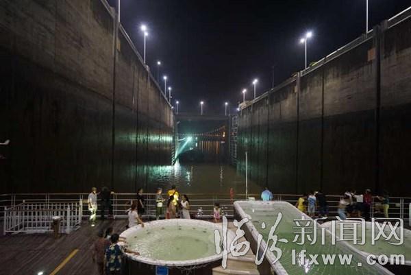 临汾新闻网记者受邀三峡采风(三):体验万吨巨轮上台阶