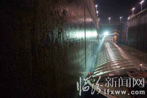 临汾新闻网记者受邀三峡采风(三):体验万吨巨轮上台阶