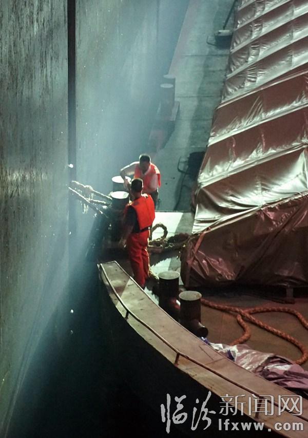 临汾新闻网记者受邀三峡采风(三):体验万吨巨轮上台阶