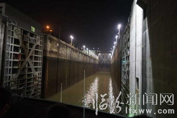 临汾新闻网记者受邀三峡采风(三):体验万吨巨轮上台阶