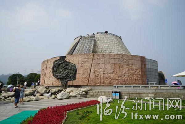 临汾新闻网记者受邀三峡采风(三):体验万吨巨轮上台阶