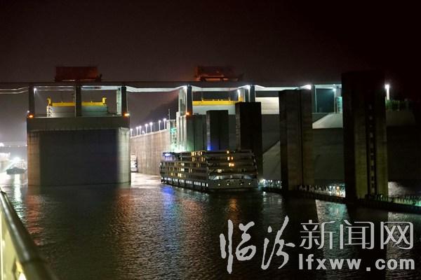 临汾新闻网记者受邀三峡采风(三):体验万吨巨轮上台阶