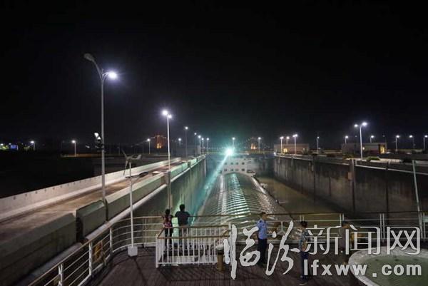 临汾新闻网记者受邀三峡采风(三):体验万吨巨轮上台阶