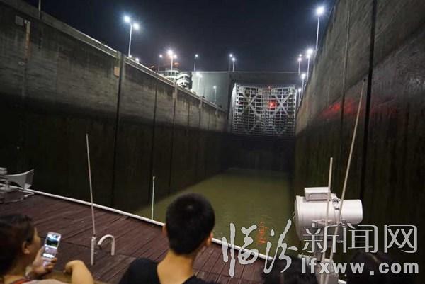 临汾新闻网记者受邀三峡采风(三):体验万吨巨轮上台阶