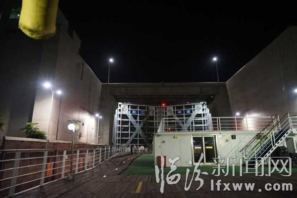 临汾新闻网记者受邀三峡采风(三):体验万吨巨轮上台阶