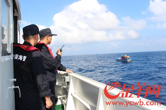 海警官兵驱离外籍非法捕捞船只