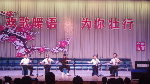 二胡齐奏《奔驰在千里草原》 .jpg