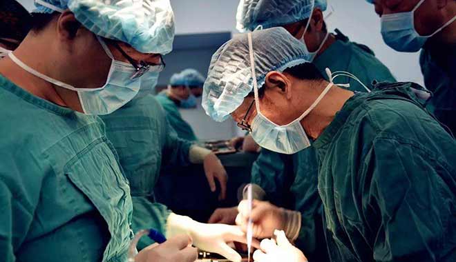 刘海鹰教授应邀在新医三附院演示脊柱外科手术