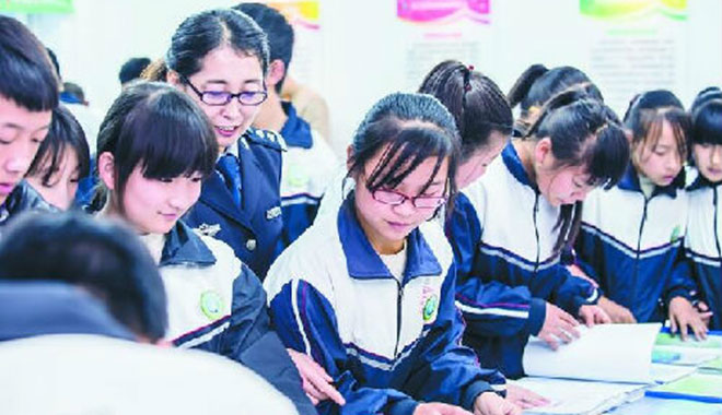 苗媛在给学生宣讲毒品危害