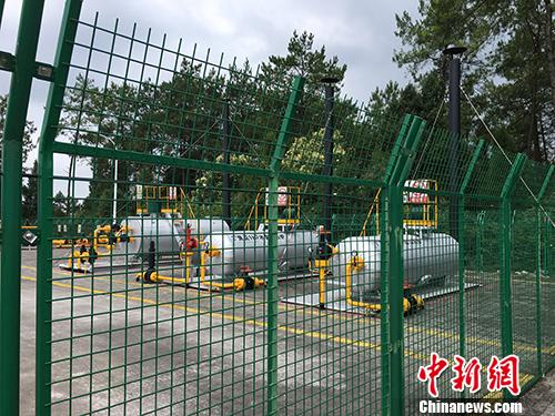 图为中石化江汉油田涪陵页岩气井平台内设施。汤琪 摄