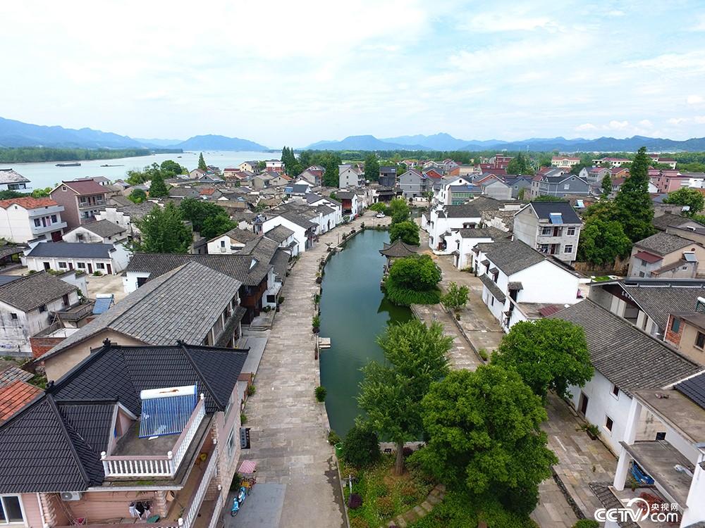 浙江特色小镇遍地开花，图为富春江畔。（浙江省网信办提供）