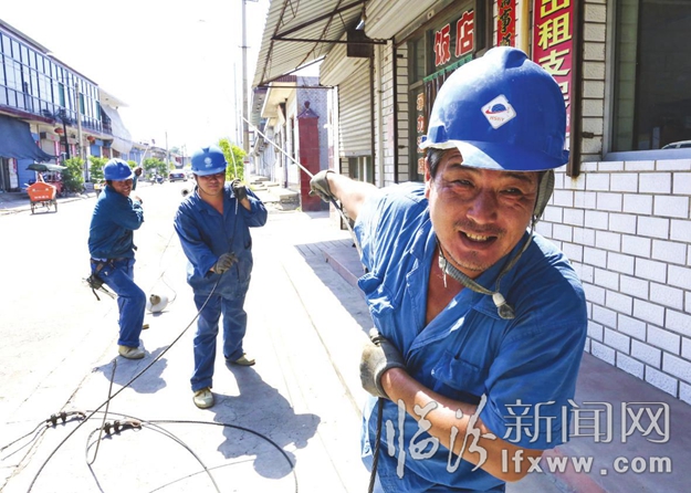 高温下 最美临汾电力工人