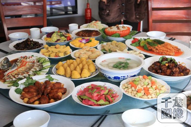 2014年,村两委决定发动和带领村民打造“栗子宴”特色民俗旅游品牌。图为尖岩村的特色“栗子宴”。溪翁庄镇供图。千龙网发