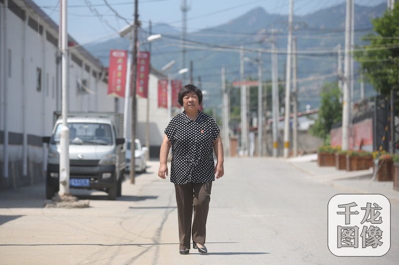 村民对村党组织的不信任,让王书平记忆犹新,也激起了斗志,“不把老百姓的问题解决好,我绝不走!”图为王书平。千龙网记者 薄晨棣摄