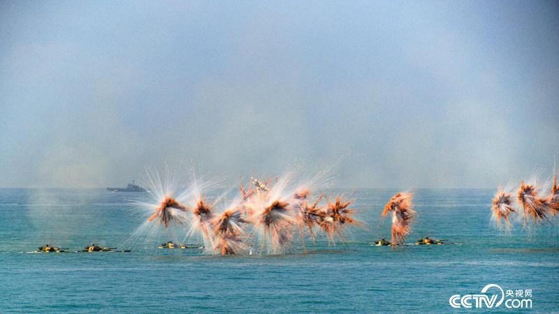 演习中，王锐带领809车组全速突击上陆，圆满完成演习任务。（彭希 摄）