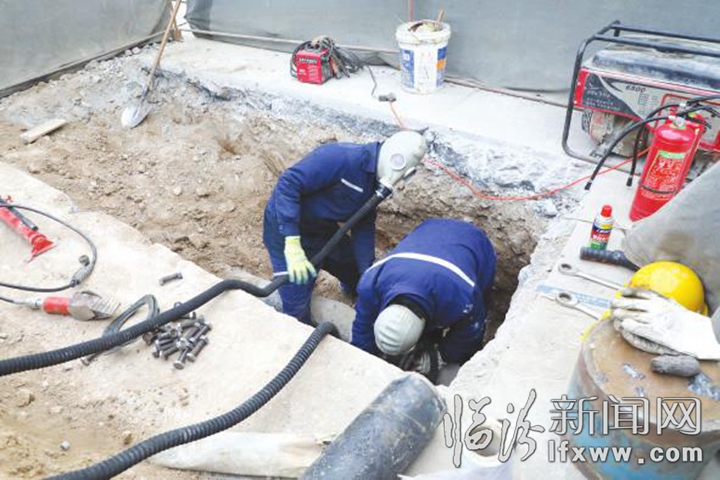 临汾:燃气抢修 风雪中的一股暖流