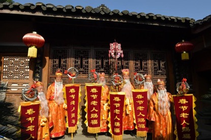 “春节老人”给大家赐福