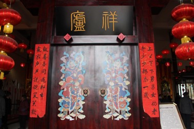 过年家家户户门前贴对联