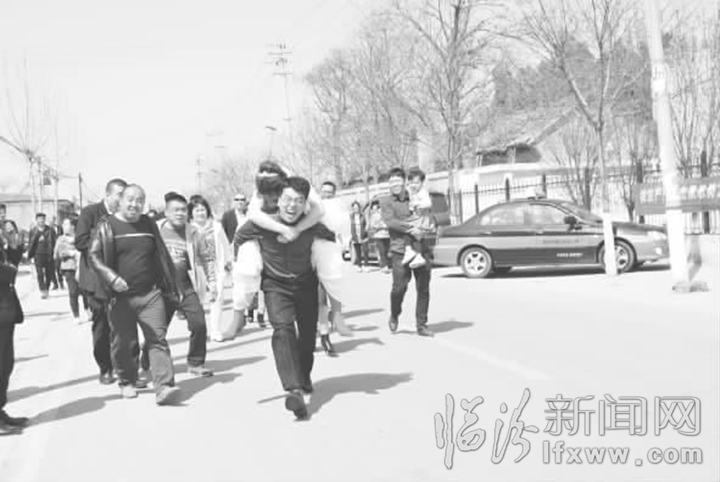 临汾的哥助力旅发大会:开着出租接新娘