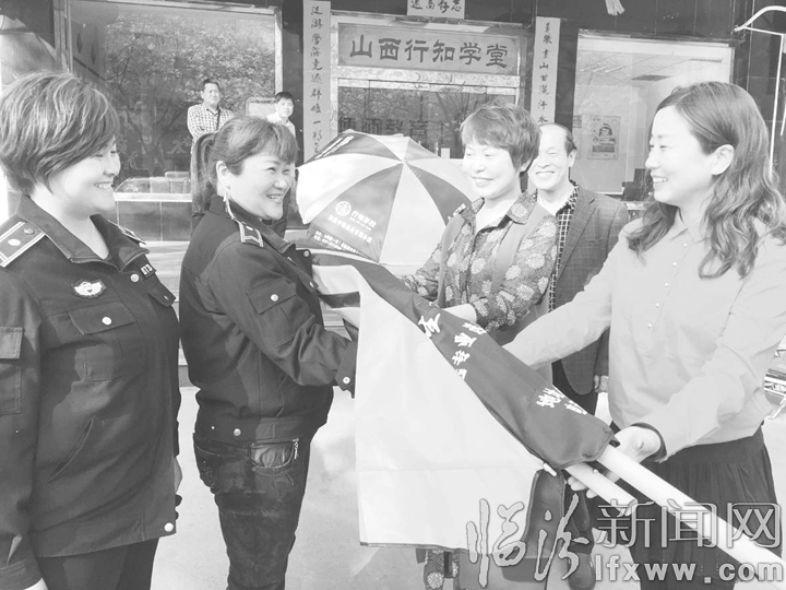 临汾:为环卫工人送“清凉”