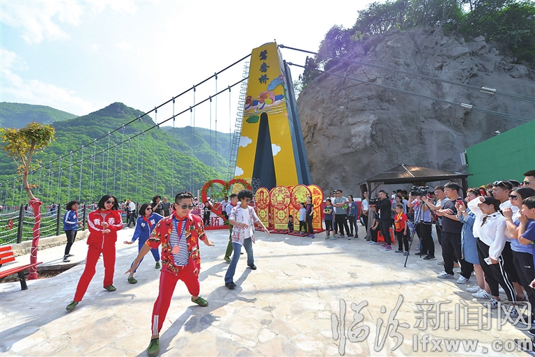 云丘山:万名游客演绎激情与欢乐