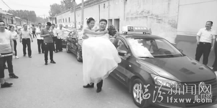 临汾:为助旅发 市民出租车接新娘经济又环保