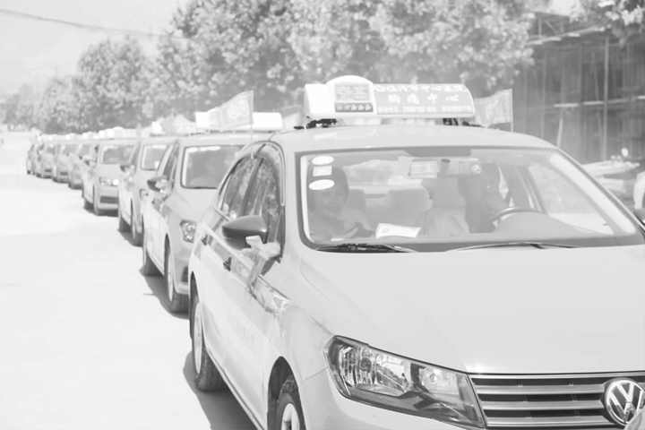 临汾:首单出租车接亲 喜庆环保深入人心