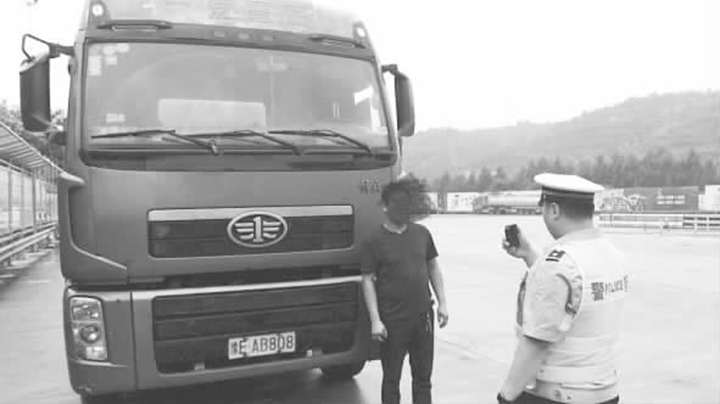 临汾:高速交警迅速出击 违法车辆无处躲藏