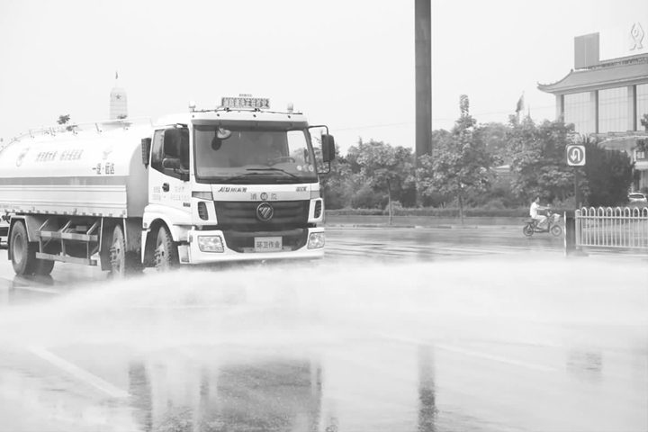 临汾:熟悉的乐声响起 洒水车为市民送去清凉