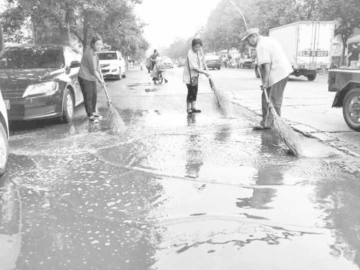 临汾:暴雨过后 环卫工人清扫忙