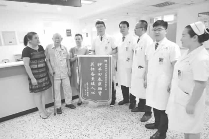 临汾中心医院:妙手回春医鲐背 关怀备至暖人心