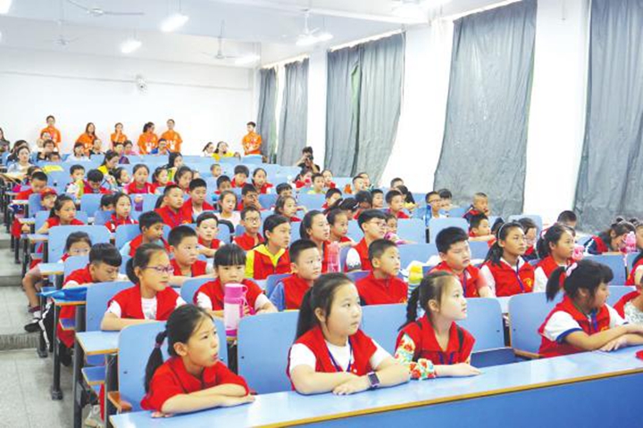 临汾晚报小记者走进师大追逐梦想