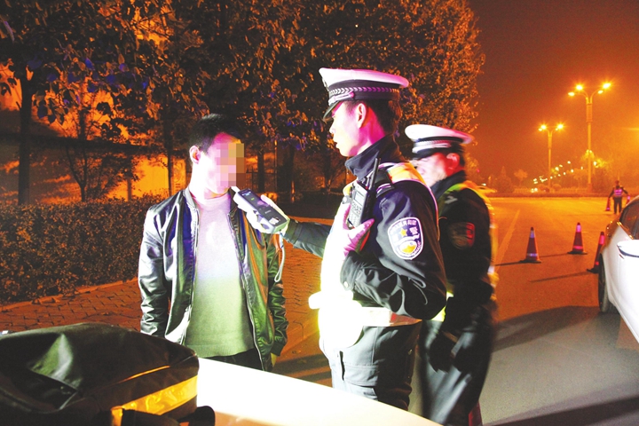 临汾:交警出动 查酒驾