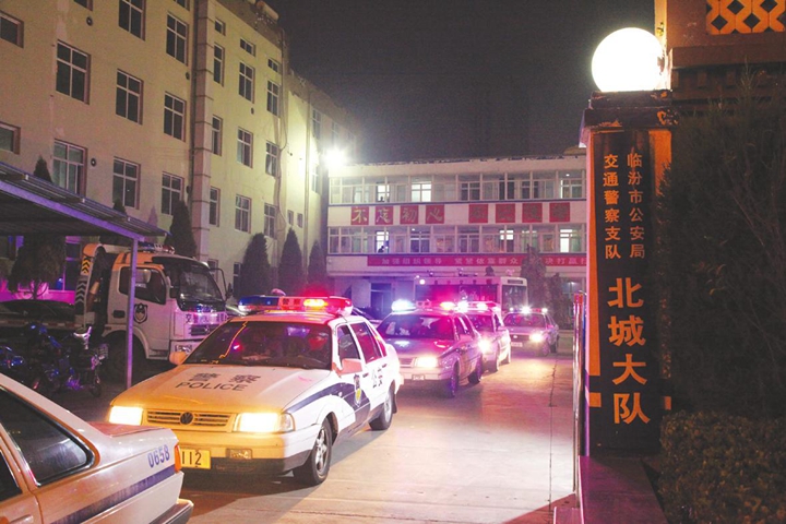 临汾:交警出动 查酒驾