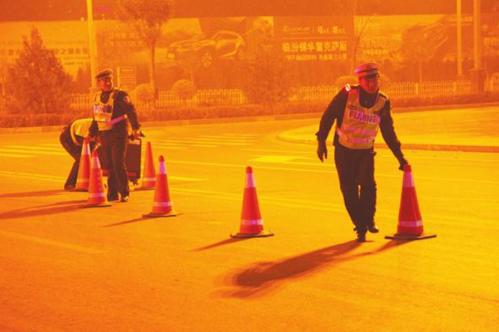 临汾:交警出动 查酒驾