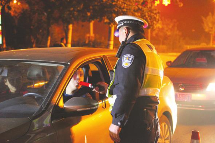 临汾:交警出动 查酒驾