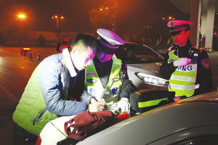 临汾:交警出动 查酒驾
