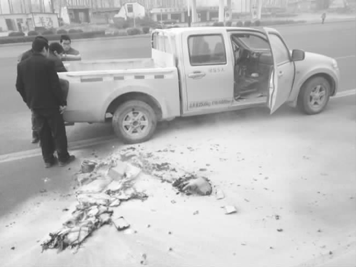 临汾:皮卡着火 公交司机沉着应对除隐患