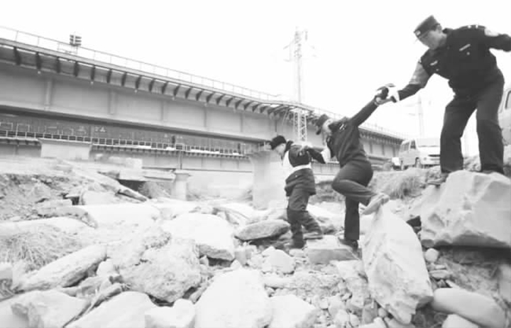 临汾铁路公安:民警巡逻除隐患