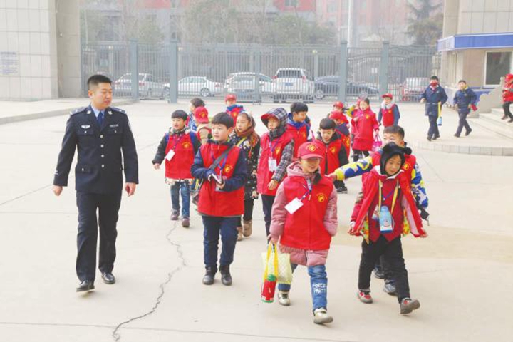 临汾:警营开放日 小记者牵手110