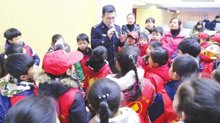 临汾:警营开放日 小记者牵手110