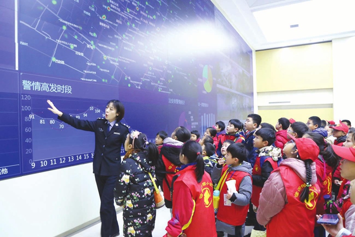 临汾:警营开放日 小记者牵手110